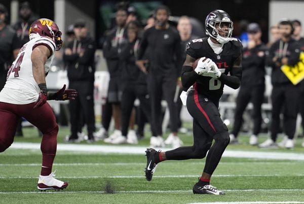 Sep 28, 2025; Atlanta, Georgia, USA; Atlanta Falcons tight end Kyle Pitts (8) runs against Washington Commanders middle linebacker Bobby Wagner (54) during the first quarter at Mercedes-Benz Stadium. Mandatory Credit: Dale Zanine-Imagn Images