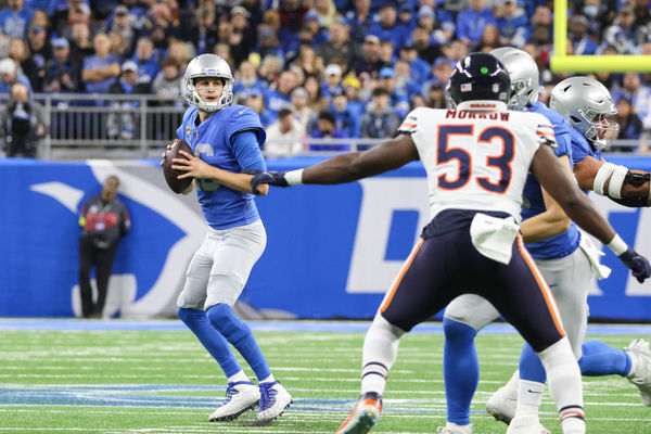 DETROIT, MI - JANUARY 01:  Detroit Lions quarterback Jared Goff (16) looks for a receiver during the second quarter of an NFL football game between the Chicago Bears and the Detroit Lions on January 1, 2023 at Ford Field in Detroit, Michigan.  (Photo by Scott W. Grau/Icon Sportswire)