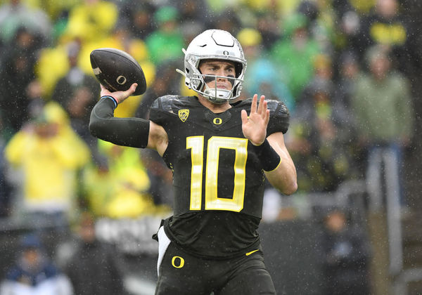 EUGENE, OR - NOVEMBER 04:  Oregon Ducks quarterback Bo Nix (10) passes the ball during a college football game between the California Golden Bears and Oregon Ducks on November 4, 2023, at Autzen Stadium in Eugene, Oregon.(Photo by Brian Murphy/Icon Sportswire)