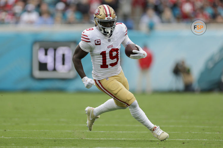 JACKSONVILLE, FL - NOVEMBER 12: San Francisco 49ers wide receiver Deebo Samuel (19) runs with the ball during the game between the San Francisco 49ers and the Jacksonville Jaguars on November 12, 2023 at EverBank Stadium in Jacksonville, Florida. (Photo by David Rosenblum/Icon Sportswire)