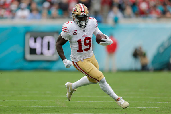 JACKSONVILLE, FL - NOVEMBER 12: San Francisco 49ers wide receiver Deebo Samuel (19) runs with the ball during the game between the San Francisco 49ers and the Jacksonville Jaguars on November 12, 2023 at EverBank Stadium in Jacksonville, Florida. (Photo by David Rosenblum/Icon Sportswire)