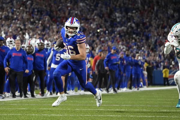 Sep 18, 2025; Orchard Park, New York, USA; Buffalo Bills tight end Dalton Kincaid (86) runs against the Miami Dolphins in the third quarter at Highmark Stadium. Mandatory Credit: Gregory Fisher-Imagn Images