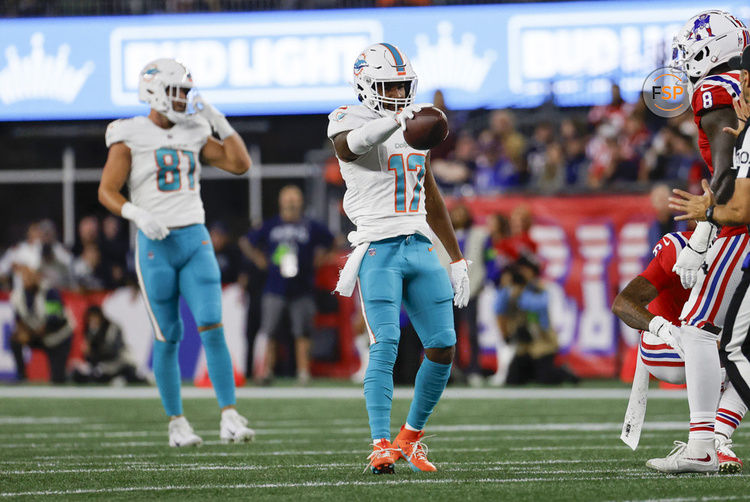 FOXBOROUGH, MA - SEPTEMBER 17: Miami Dolphins wide receiver Jaylen Waddle (17) signals first down during a game between the New England Patriots and the Miami Dolphins on September 17, 2023, at Gillette Stadium in Foxborough, Massachusetts. (Photo by Fred Kfoury III/Icon Sportswire)