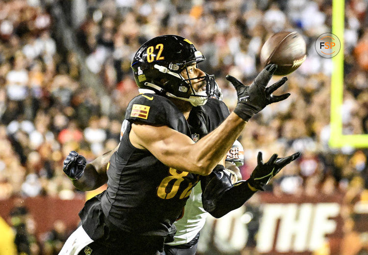 LANDOVER, MD - OCTOBER 05: Washington Commanders tight end Logan Thomas (82) makes a reception during the NFL game between the Chicago Bears and the Washington Commanders on October 5, 2023 at Fed Ex Field in Landover, MD. (Photo by Mark Goldman/Icon Sportswire)