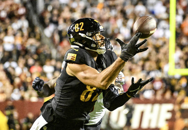 LANDOVER, MD - OCTOBER 05: Washington Commanders tight end Logan Thomas (82) makes a reception during the NFL game between the Chicago Bears and the Washington Commanders on October 5, 2023 at Fed Ex Field in Landover, MD. (Photo by Mark Goldman/Icon Sportswire)