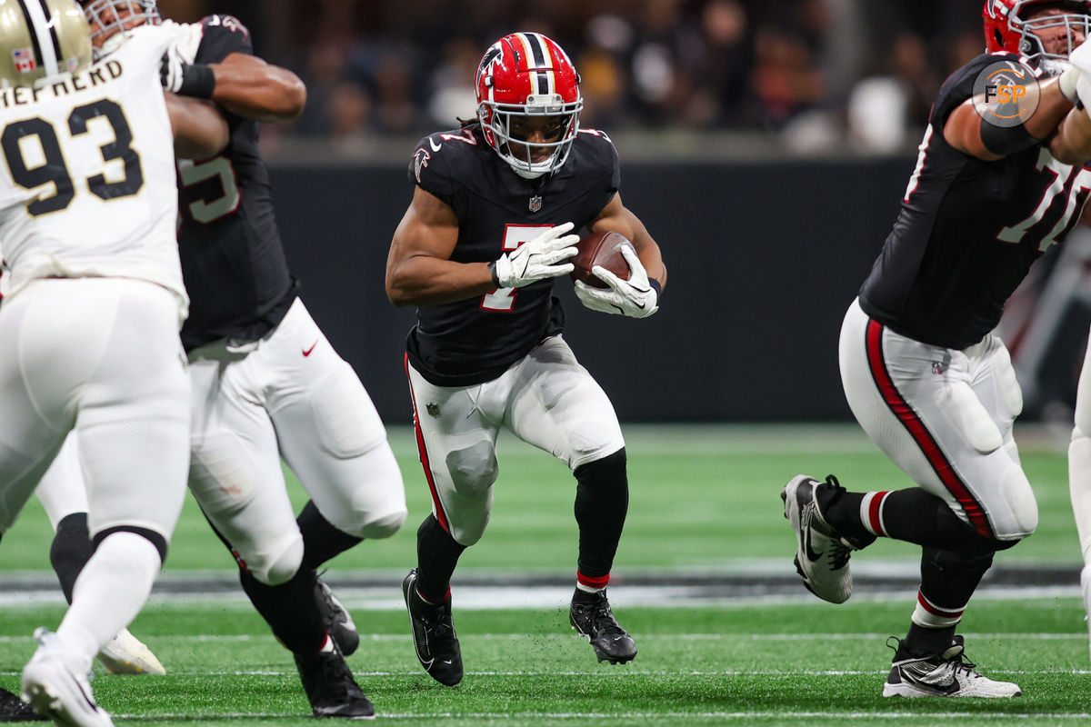 Sep 29, 2024; Atlanta, Georgia, USA; Atlanta Falcons running back Bijan Robinson (7) runs the ball against the New Orleans Saints in the fourth quarter at Mercedes-Benz Stadium. Credit: Brett Davis-Imagn Images
