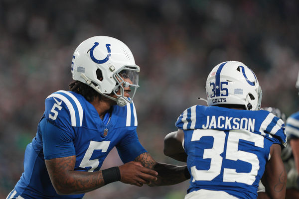 PHILADELPHIA, PA - AUGUST 24: Indianapolis Colts quarterback Anthony Richardson (5) hands the ball to Indianapolis Colts running back Deon Jackson (35) during the Preseason game between the Indianapolis Colts and the Philadelphia Eagles on August 24, 2023, at Lincoln Financial Field, in Philadelphia, PA. (Photo by Andy Lewis/Icon Sportswire)