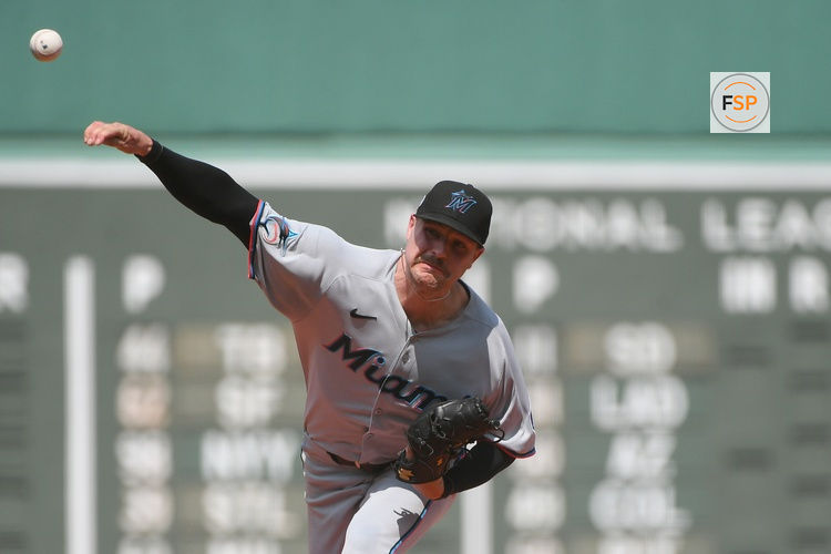 Aug 17, 2025; Boston, Massachusetts, USA;  Miami Marlins starting pitcher Janson Junk (26) pitches during the first inning against the Boston Red Sox at Fenway Park. Credit: Bob DeChiara-Imagn Images
