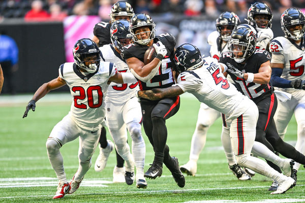 ATLANTA, GA – OCTOBER 08:  Atlanta running back Tyler Allgeier (25) runs the ball during the NFL game between the Houston Texans and the Atlanta Falcons on October 8th, 2023 at Mercedes-Benz Stadium in Atlanta, GA.  (Photo by Rich von Biberstein/Icon Sportswire)