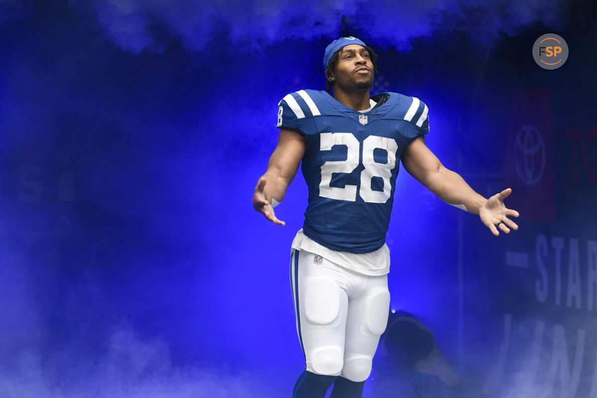 INDIANAPOLIS, IN - OCTOBER 08: Indianapolis Colts Running Back Jonathan Taylor (28) runs onto the field during player introductions before the NFL game between the Tennessee Titans and the Indianapolis Colts on October 8, 2023, at Lucas Oil Stadium in Indianapolis, Indiana. (Photo by Michael Allio/Icon Sportswire)