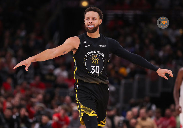 CHICAGO, IL - JANUARY 15: Golden State Warriors Guard Stephen Curry (30) reacts to a play during a NBA game between the Golden State  Warriors and the Chicago Bulls on January 15, 2023 at the United Center in Chicago, IL. (Photo by Melissa Tamez/Icon Sportswire)
