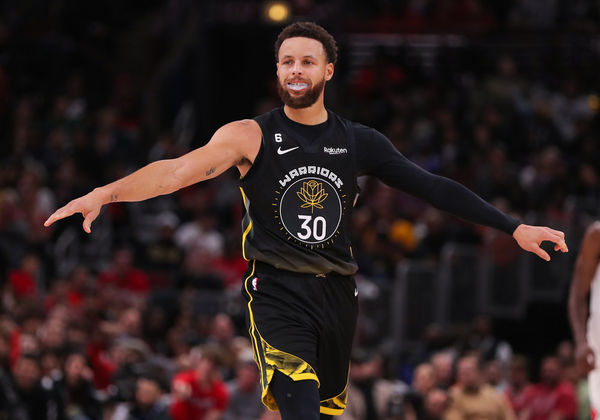 CHICAGO, IL - JANUARY 15: Golden State Warriors Guard Stephen Curry (30) reacts to a play during a NBA game between the Golden State  Warriors and the Chicago Bulls on January 15, 2023 at the United Center in Chicago, IL. (Photo by Melissa Tamez/Icon Sportswire)
