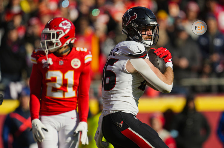 Dec 21, 2024; Kansas City, Missouri, USA; Houston Texans tight end Dalton Schultz (86) catches a touchdown pass during the first half against the Kansas City Chiefs at GEHA Field at Arrowhead Stadium. Credit: Jay Biggerstaff-Imagn Images