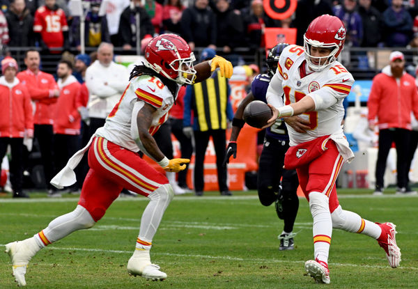 BALTIMORE, MD - JANUARY 28:  Kansas City Chiefs quarterback Patrick Mahomes (15) hands the all off to running back Isiah Pacheco (10) during the Kansas City Chiefs game versus the Baltimore Ravens in the AFC Championship Game on January 28, 2024 at M&T Bank Stadium in Baltimore, MD.  (Photo by Mark Goldman/Icon Sportswire)