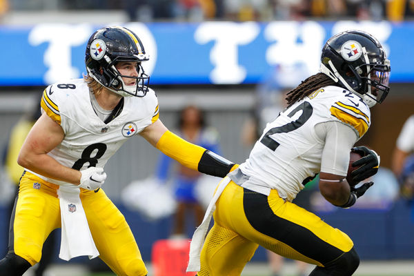 INGLEWOOD, CA - OCTOBER 22: Pittsburgh Steelers quarterback Kenny Pickett (8) hands the ball off to running back Najee Harris (22) in the second half during an NFL regular season game between the Pittsburgh Steelers and the Los Angeles Rams on October 22, 2023, at SoFi Stadium in Inglewood, CA. (Photo by Brandon Sloter/Icon Sportswire)