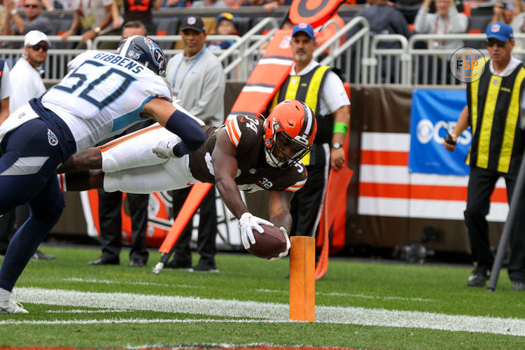 CLEVELAND, OH - SEPTEMBER 24: Cleveland Browns running back Jerome Ford (34) beats Tennessee Titans linebacker Jack Gibbens (50) to the end zone to score on a 3-yard touchdown run during the third quarter of the National Football League game between the Tennessee Titans and Cleveland Browns on September 24, 2023, at Cleveland Browns Stadium in Cleveland, OH. (Photo by Frank Jansky/Icon Sportswire)