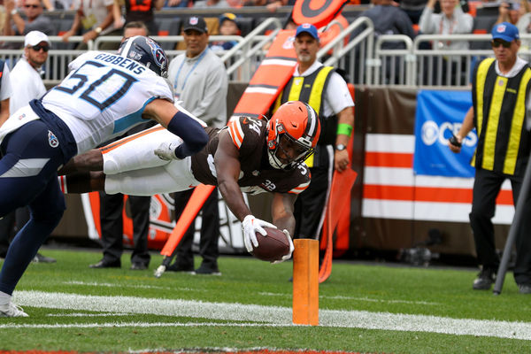 CLEVELAND, OH - SEPTEMBER 24: Cleveland Browns running back Jerome Ford (34) beats Tennessee Titans linebacker Jack Gibbens (50) to the end zone to score on a 3-yard touchdown run during the third quarter of the National Football League game between the Tennessee Titans and Cleveland Browns on September 24, 2023, at Cleveland Browns Stadium in Cleveland, OH. (Photo by Frank Jansky/Icon Sportswire)