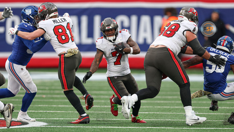 Nov 24, 2024; East Rutherford, New Jersey, USA; Tampa Bay Buccaneers running back Bucky Irving (7) carries the ball during the second half against the New York Giants at MetLife Stadium. Credit: Vincent Carchietta-Imagn Images