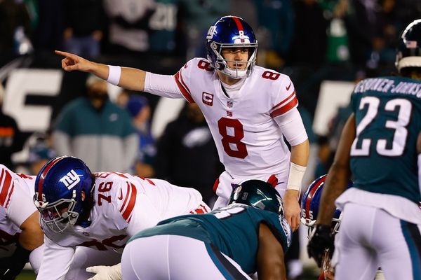 PHILADELPHIA, PA - JANUARY 21:  New York Giants quarterback Daniel Jones (8) under center during the NFC Divisional playoff game between the Philadelphia Eagles and the New York Giants on January 21, 2023 at Lincoln Financial Field in Philadelphia, Pennsylvania.  (Photo by Rich Graessle/Icon Sportswire)