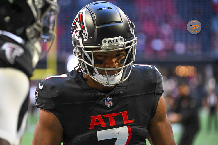 ATLANTA, GA - OCTOBER 08: Atlanta Falcons running back Bijan Robinson (7) prior to the NFL game between the Houston Texans and Atlanta Falcons on October 8, 2023 at Mercedes-Benz Stadium in Atlanta, GA. (Photo by John Adams/Icon Sportswire)