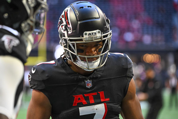 ATLANTA, GA - OCTOBER 08: Atlanta Falcons running back Bijan Robinson (7) prior to the NFL game between the Houston Texans and Atlanta Falcons on October 8, 2023 at Mercedes-Benz Stadium in Atlanta, GA. (Photo by John Adams/Icon Sportswire)