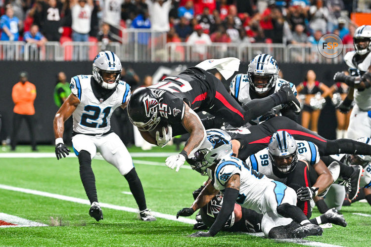 ATLANTA, GA – SEPTEMBER 10:  Atlanta running back Tyler Allgeier (25) runs for a touchdown during the NFL game between the Carolina Panthers and the Atlanta Falcons on September 10th, 2023 at Mercedes-Benz Stadium in Atlanta, GA.  (Photo by Rich von Biberstein/Icon Sportswire)