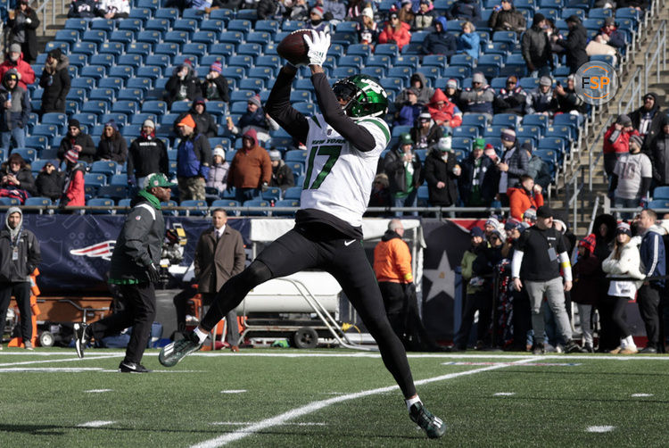 FOXBOROUGH, MA - NOVEMBER 20: New York Jets wide receiver Garrett Wilson (17) in warm up before a game between the New England Patriots and the New York Jets on November 20, 2022, at Gillette Stadium in Foxborough, Massachusetts. (Photo by Fred Kfoury III/Icon Sportswire)