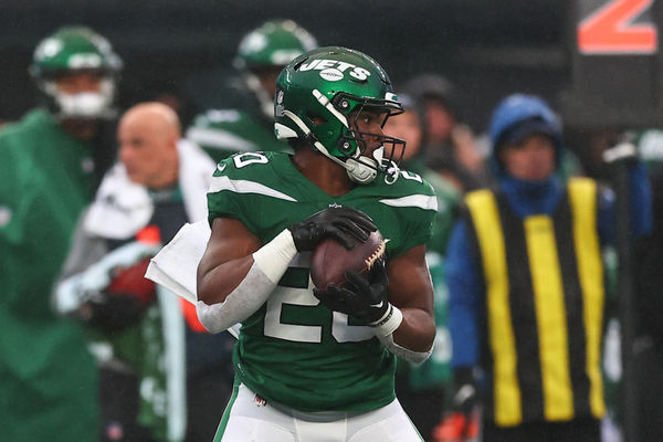 EAST RUTHERFORD, NJ - DECEMBER 03:  Breece Hall #20 of the New York Jets makes a catch during the game against the Atlanta Falcons on December 3, 2023 at MetLife Stadium in East Rutherford, New Jersey.  (Photo by Rich Graessle/Icon Sportswire)