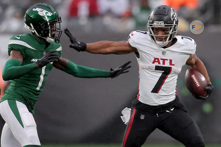 Dec 3, 2023; East Rutherford, New Jersey, USA; Atlanta Falcons running back Bijan Robinson (7) runs with the ball against New York Jets cornerback Sauce Gardner (1) during the third quarter at MetLife Stadium. Credit: Brad Penner-USA TODAY Sports