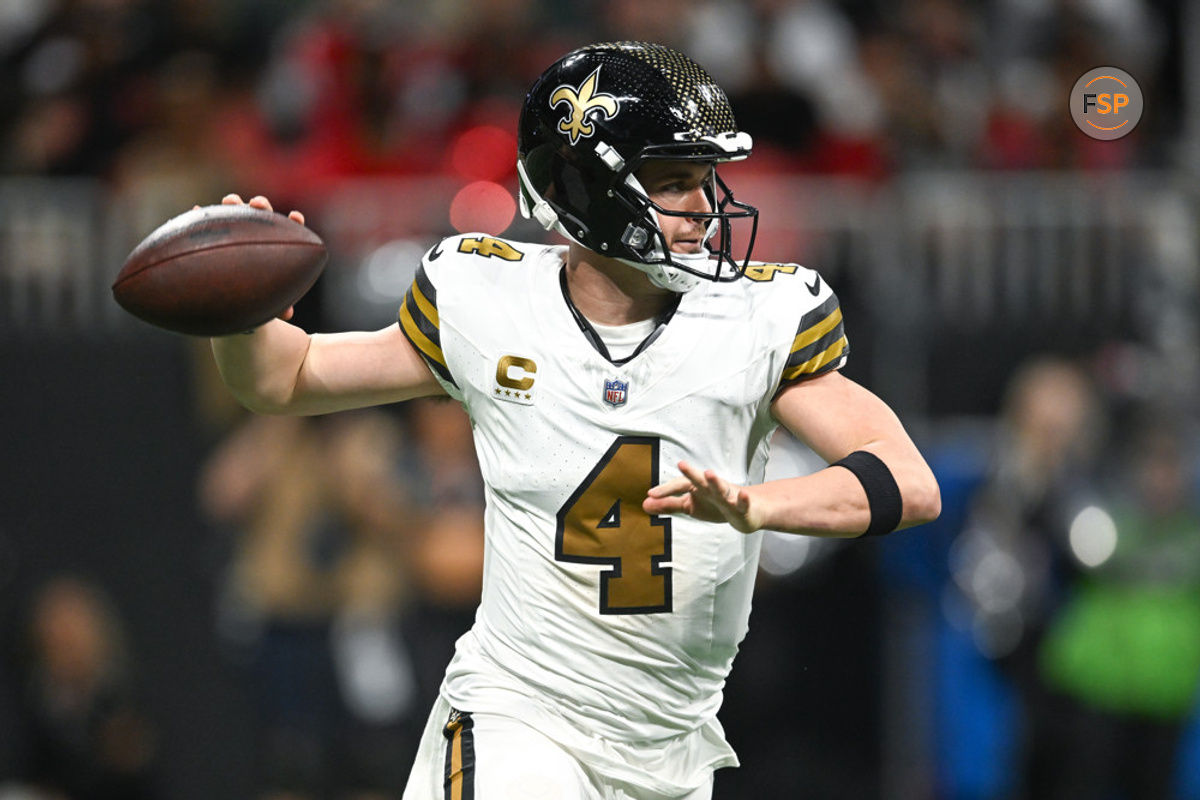 ATLANTA, GA – NOVEMBER 26:  New Orleans quarterback Derek Carr (4) throws a pass during the NFL game between the New Orleans Saints and the Atlanta Falcons on November 26th, 2023 at Mercedes-Benz Stadium in Atlanta, GA.  (Photo by Rich von Biberstein/Icon Sportswire)