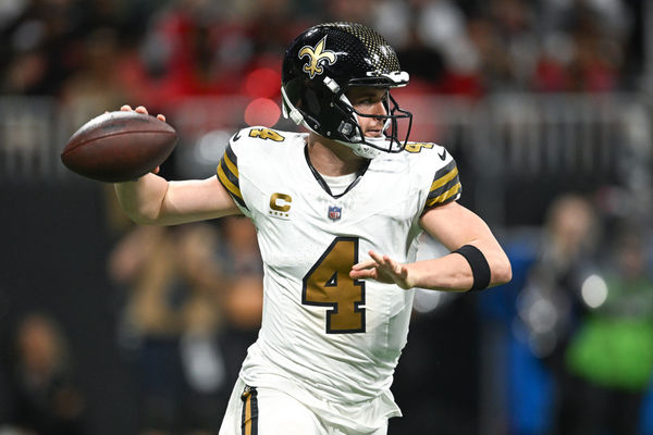 ATLANTA, GA – NOVEMBER 26:  New Orleans quarterback Derek Carr (4) throws a pass during the NFL game between the New Orleans Saints and the Atlanta Falcons on November 26th, 2023 at Mercedes-Benz Stadium in Atlanta, GA.  (Photo by Rich von Biberstein/Icon Sportswire)