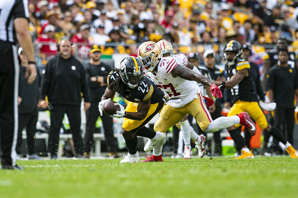 PITTSBURGH, PA - SEPTEMBER 10: Pittsburgh Steelers running back Najee Harris (22) makes a catch during the regular season NFL football game between the San Francisco 49ers and the Pittsburgh Steelers on September 10, 2023 at Acrisure Stadium in Pittsburgh, PA. (Photo by Mark Alberti/Icon Sportswire)