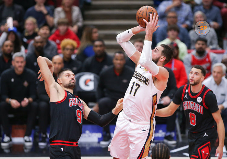 CHICAGO, IL - NOVEMBER 09: New Orleans Pelicans center Jonas Valanciunas (17) shoots the ball over Chicago Bulls center Nikola Vucevic (9) during a NBA game between the New Orleans Pelicans and the Chicago Bulls on November 9, 2022 at the United Center in Chicago, IL. (Photo by Melissa Tamez/Icon Sportswire)
