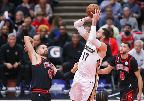 CHICAGO, IL - NOVEMBER 09: New Orleans Pelicans center Jonas Valanciunas (17) shoots the ball over Chicago Bulls center Nikola Vucevic (9) during a NBA game between the New Orleans Pelicans and the Chicago Bulls on November 9, 2022 at the United Center in Chicago, IL. (Photo by Melissa Tamez/Icon Sportswire)
