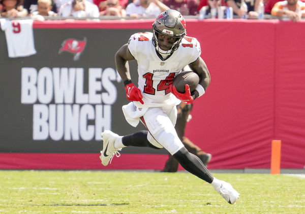 TAMPA, FL - SEPTEMBER 17:Tampa Bay Buccaneers wide receiver Chris Godwin (14) runs with the ball after the catch  during the NFL Football match between the Tampa Bay Buccaneers and Chicago Bears on September 17, 2023 at TIAA Bank Field Stadium, FL. (Photo by Andrew Bershaw/Icon Sportswire)
