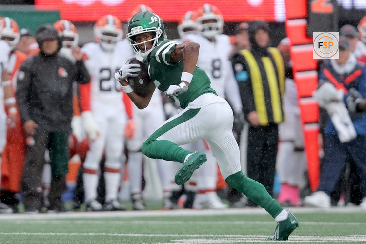 Oct 11, 2026; East Rutherford, New Jersey, USA; New York Jets wide receiver Garrett Wilson (5) runs with the ball for a touchdown against the Cleveland Browns during the first quarter at MetLife Stadium. Credit: Brad Penner-Imagn Images