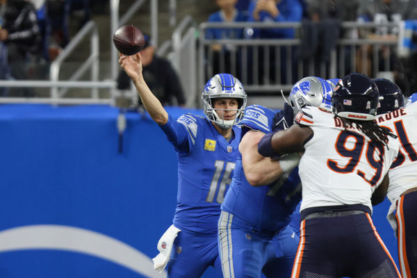 DETROIT, MI - NOVEMBER 19:  Detroit Lions quarterback Jared Goff (16) throws a pass during an NFL football game between the Chicago Bears and the Detroit Lions on November 19, 2023 at Ford Field in Detroit, Michigan.  (Photo by Scott W. Grau/Icon Sportswire)