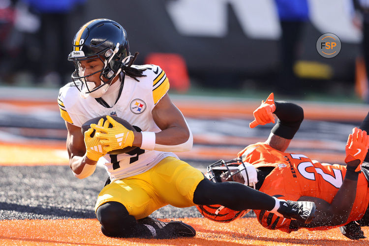 Dec 1, 2024; Cincinnati, Ohio, USA;  Pittsburgh Steelers wide receiver Calvin Austin III (19) catches the touchdown  pass as Cincinnati Bengals cornerback Mike Hilton (21) defends during the first quarter at Paycor Stadium. Credit: Joseph Maiorana-Imagn Images