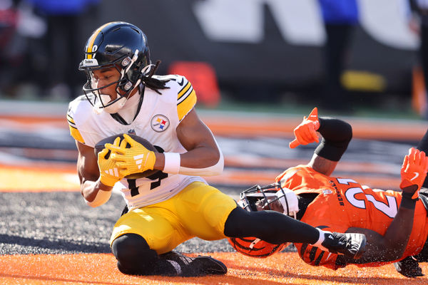 Dec 1, 2024; Cincinnati, Ohio, USA;  Pittsburgh Steelers wide receiver Calvin Austin III (19) catches the touchdown  pass as Cincinnati Bengals cornerback Mike Hilton (21) defends during the first quarter at Paycor Stadium. Mandatory Credit: Joseph Maiorana-Imagn Images