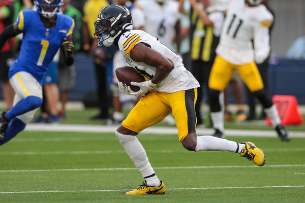 INGLEWOOD, CA - OCTOBER 22: Pittsburgh Steelers wide receiver George Pickens (14) catches a pass during the NFL game between the Pittsburgh Steelers and the Los Angeles Rams on October 22, 2023, at SoFi Stadium in Inglewood, CA. (Photo by Jevone Moore/Icon Sportswire)