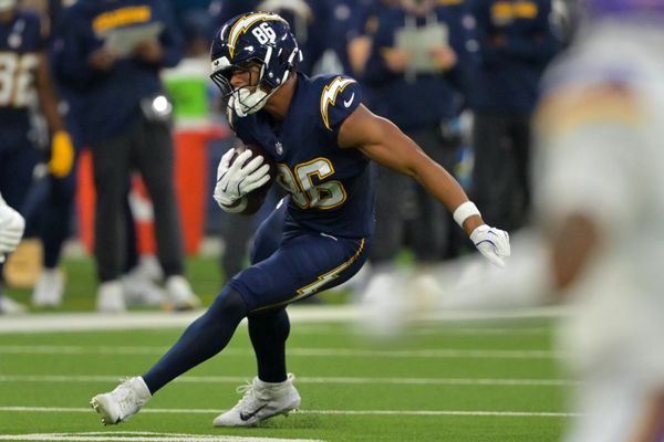 Oct 23, 2025; Inglewood, California, USA; Los Angeles Chargers tight end Oronde Gadsden II (86) makes a catch against the Minnesota Vikings during the first half at SoFi Stadium. Mandatory Credit: Jayne Kamin-Oncea-Imagn Images
