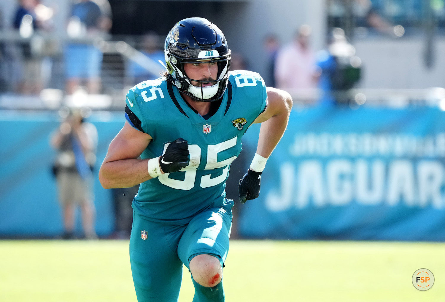 JACKSONVILLE, FLORIDA - OCTOBER 10: Dan Arnold #85 of the Jacksonville Jaguars in action against the Tennessee Titans at TIAA Bank Field on October 10, 2021 in Jacksonville, Florida. (Photo by Mark Brown/Getty Images)