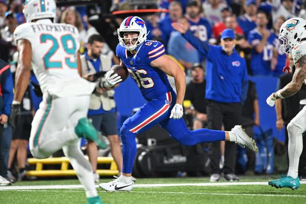 Sep 18, 2025; Orchard Park, New York, USA; Buffalo Bills tight end Dalton Kincaid (86) runs against Miami Dolphins free safety Minkah Fitzpatrick (29) in the second half at Highmark Stadium. Mandatory Credit: Mark Konezny-Imagn Images