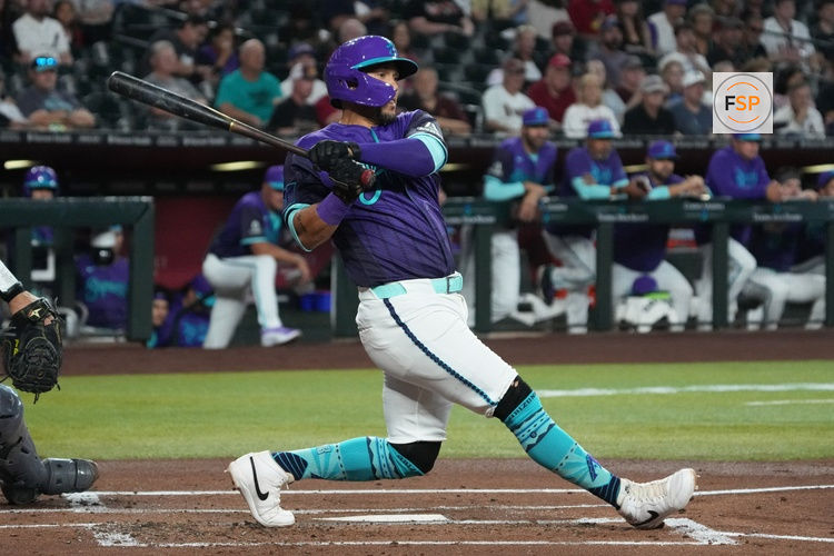 Apr 23, 2026; Phoenix, Arizona, USA; Arizona Diamondbacks second baseman Ildemaro Vargas (6) hits against the Chicago White Sox in the first inning at Chase Field. Credit: Rick Scuteri-Imagn Images