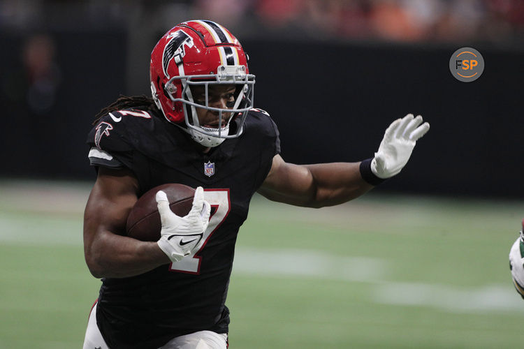 ATLANTA, GA - SEPTEMBER 17: Atlanta Falcons running back Bijan Robinson #7 runs after catching a pass during the NFL game between the Green Bay Packers and the Atlanta Falcons on September 17, 2023 at Mercedes-Benz Stadium in Atlanta, GA.  (Photo by Jeff Robinson/Icon Sportswire)