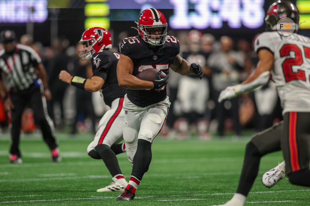 Oct 3, 2024; Atlanta, Georgia, USA; Atlanta Falcons running back Tyler Allgeier (25) runs the ball against the Tampa Bay Buccaneers in the fourth quarter at Mercedes-Benz Stadium. Credit: Brett Davis-Imagn Images
