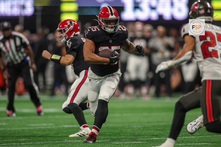 Oct 3, 2024; Atlanta, Georgia, USA; Atlanta Falcons running back Tyler Allgeier (25) runs the ball against the Tampa Bay Buccaneers in the fourth quarter at Mercedes-Benz Stadium. Credit: Brett Davis-Imagn Images
