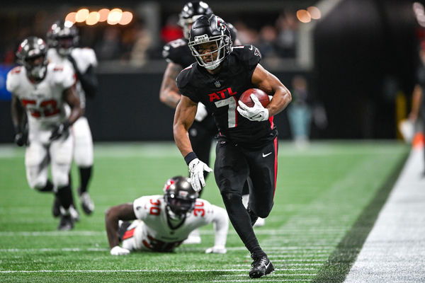 ATLANTA, GA – DECEMBER 10:  Atlanta running back Bijan Robinson (7) runs the ball during the NFL game between the Tampa Bay Buccaneers and the Atlanta Falcons on December 10th, 2023 at Mercedes-Benz Stadium in Atlanta, GA.  (Photo by Rich von Biberstein/Icon Sportswire)