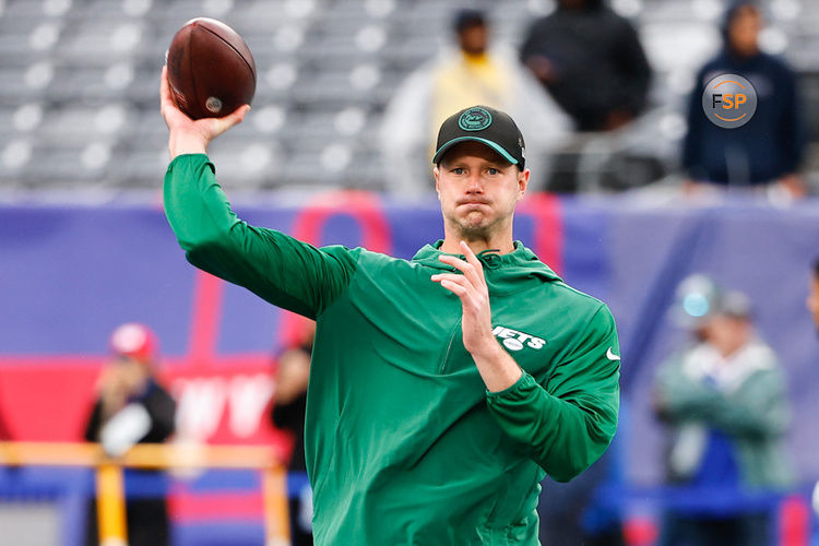 EAST RUTHERFORD, NJ - OCTOBER 29:  Tim Boyle (7) of the New York Jets warms up on the field prior to  the game against the New York Giants on October 29, 2023 at MetLife Stadium in East Rutherford, New Jersey.  (Photo by Rich Graessle/Icon Sportswire)