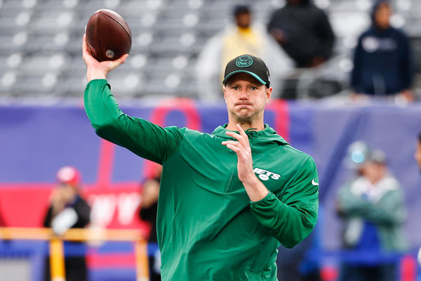 EAST RUTHERFORD, NJ - OCTOBER 29:  Tim Boyle (7) of the New York Jets warms up on the field prior to  the game against the New York Giants on October 29, 2023 at MetLife Stadium in East Rutherford, New Jersey.  (Photo by Rich Graessle/Icon Sportswire)